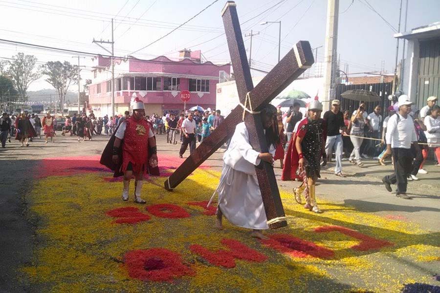 Procesión del Vía Crucis en el Barrio de Xonaca.