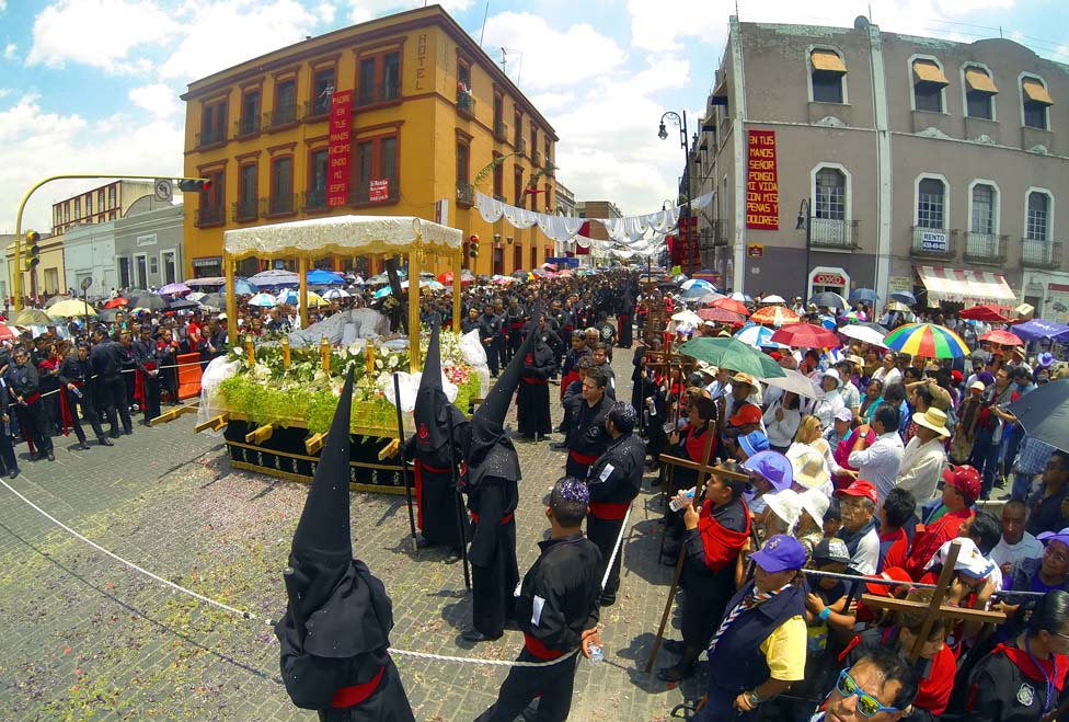 Procesión de Viernes Santo en el Centro Histórico de Puebla.