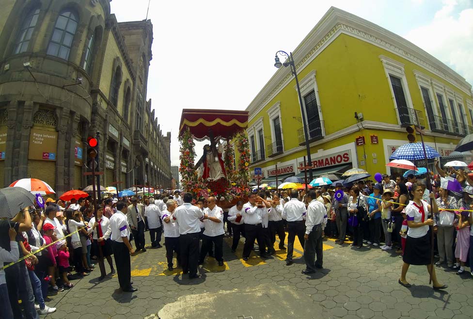 Procesión de Viernes Santo en el Centro Histórico de Puebla.