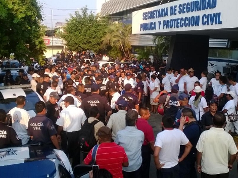 A la protesta se sumó la diputada federal perredista, Rosario Merlín García, y la organización Colectivo de Organizaciones Solidarias.