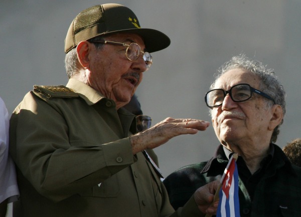 Raúl Castro, presidente de Cuba, platica con García Márquez durante un desfile militar en la Habana en esta foto tomada el 2 de diciembre de 2006. 