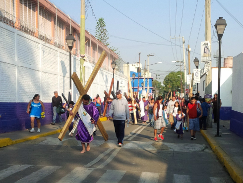 La representación del Víacrucis continúa en Iztapalapa, pese al fuerte sismo que se sintió en la Ciudad de México.
