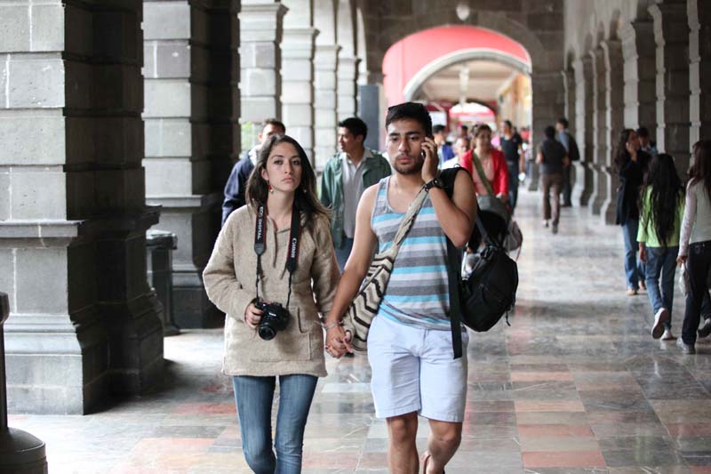 Turistas recorren el centro histórico de Puebla.