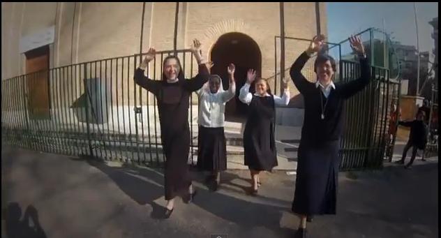 Con la versión del éxito "Happy" de Pharrell Williams en su vídeo "Happy for 2papisanti", festejan la canonización de los papas Juan Pablo II y Juan X