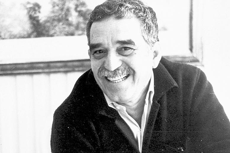 Donó su beca para la creación de la Cátedra Julio Cortázar.