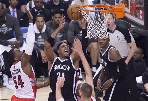 Paul Pierce frente a Patrick Patterson