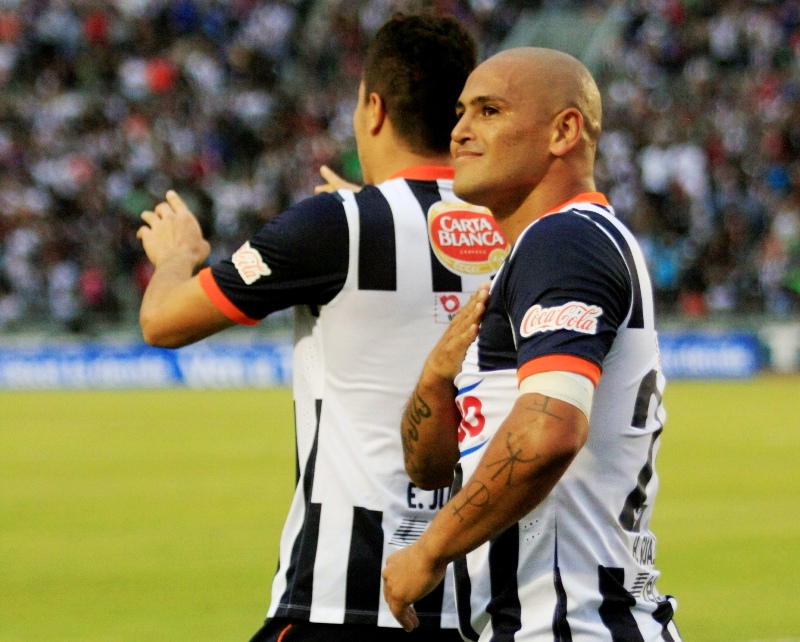 Suazo festeja su gol 100