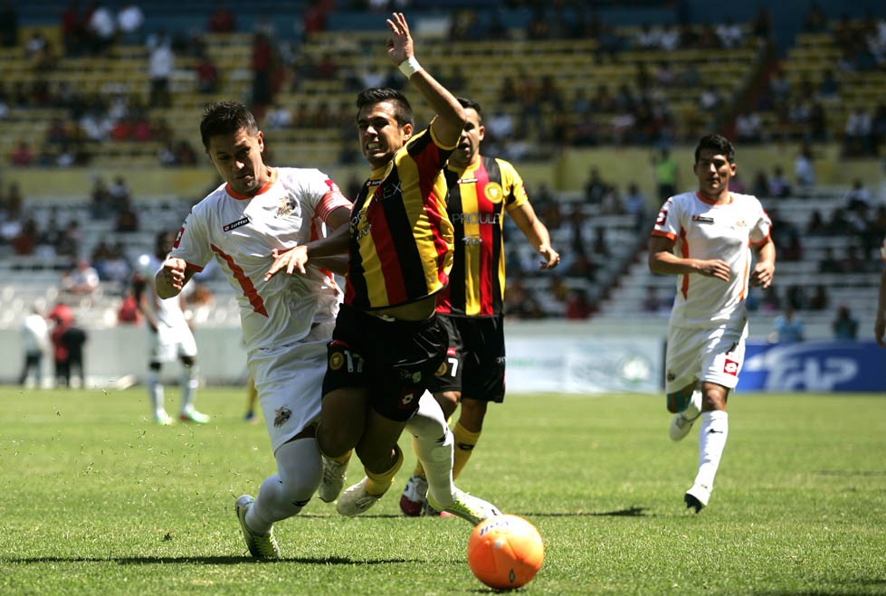 UdeG metió tenía el balón pero carecía de profundidad a partir de tres cuartos de cancha. 