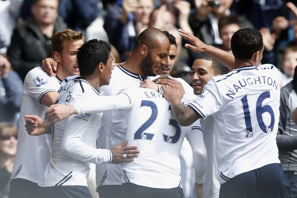 Younes Kaboul festeja eñ gol con sus compañeros