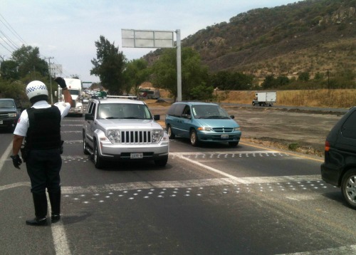 Agentes de la Semov trabajan en el lugar para desahogar el tránsito