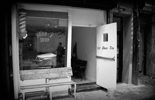 "Blind Barber" (el barbero ciego). Barbería "hipster" en la que, además de cortar el pelo y arreglar la barba, la puerta trasera se abre a un gran sal