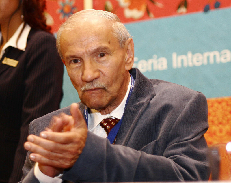 El crítico literario Emmanuel Carballo, durante la clausura la Feria internacional del Libro de Guadalajara en diciembre de 2006.