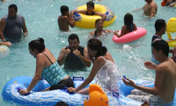 Las familias decidieron salir a los balnearios de la ciudad.