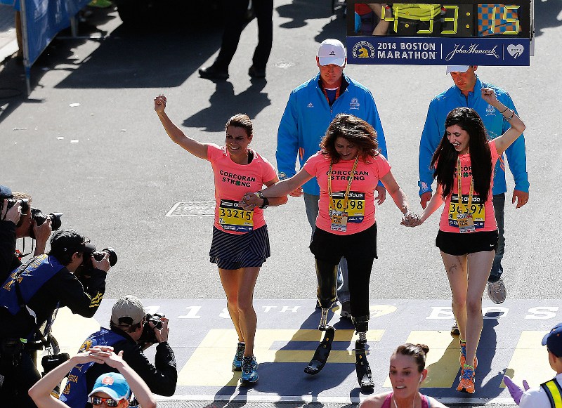 Celeste Corcoran, sobreviviente del atentados en Boston, cruza la meta 