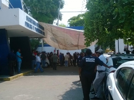 Continúa protesta de policías en Acapulco.