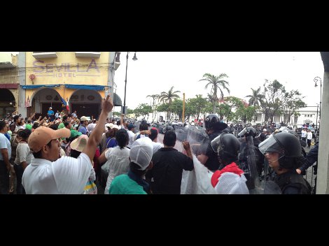 Docentes protestan contra la Ley General de Educación en el estado que armoniza con la Reforma Educativa.