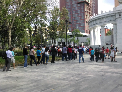 La fila para despedir las cenizas de Gabriel García Márquez nació en la entrada de Bellas Artes, llegó a avenida Juárez, se alargó hacia el otro extre