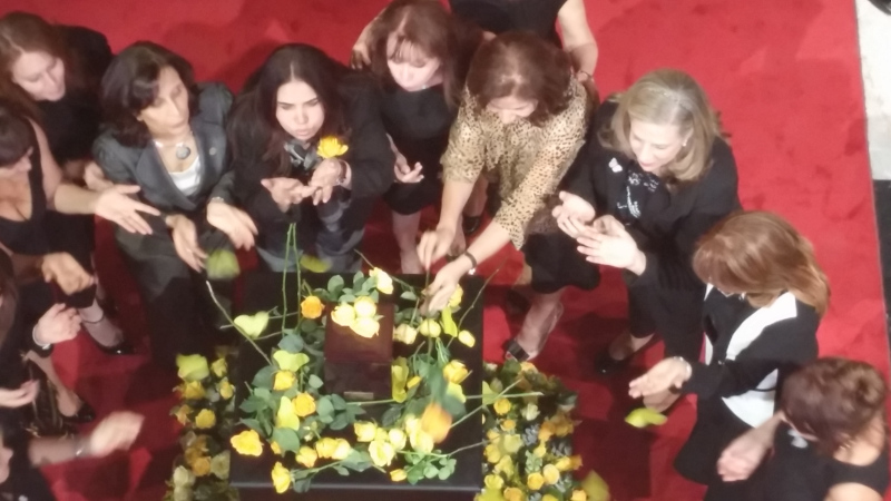Un grupo de mujeres, entre ellas Ángeles Mastretta y Tania Libertad, soplaron pétalos de rosas amarillas sobre la urna que guarda las cenizas del escr