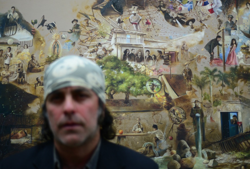 En primer plano Saavedra, al fondo, avance de la obra que realiza y en la que explora la obra cumbre de García Márquez