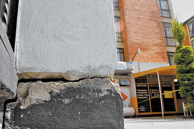 El sismo de 7.2 grados del viernes pasado agrietó la estructura de los condominios de la Unidad Morelos.