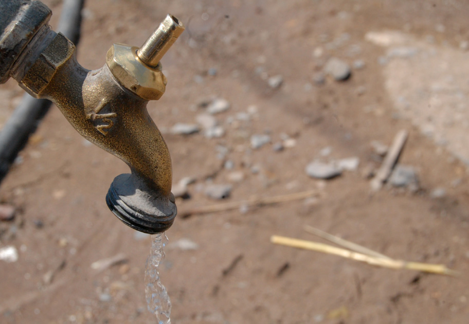 Debido a la baja presión, han tenido que comprar agua embotellada para poder cocinar y lavar.