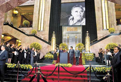 Al centro, Mercedes Barcha y sus hijos acompañados por los titulares del Conaculta y del INBA.