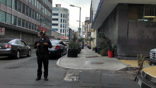 Fuentes de la Secretaría de Seguridad Pública informaron que los policías retiraron del lugar a los indigentes tras una denuncia hecha por vecinos. 