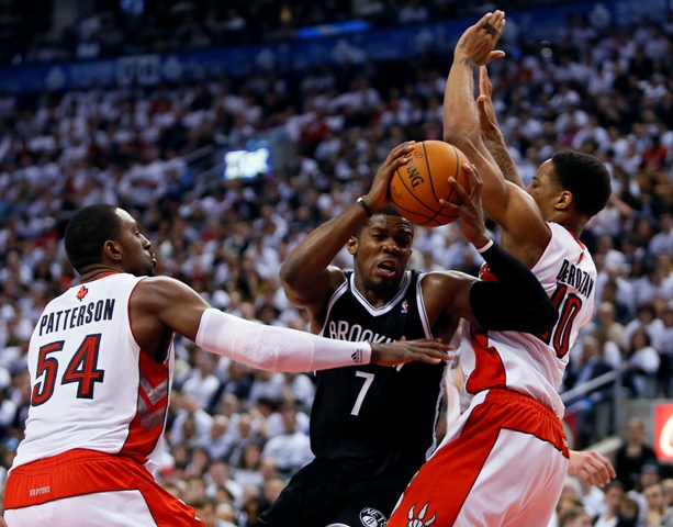 Joe Johnson, Patrick Patterson y DeMar DeRozan                
