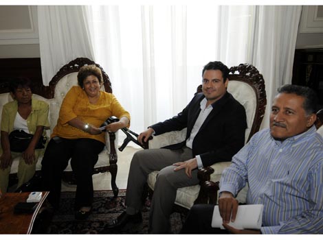 Lilia Ruiz (segunda de izq. a der.) se reunió con el gobernador.