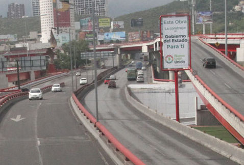 Los letreros están colocados donde se construyen obras públicas. 