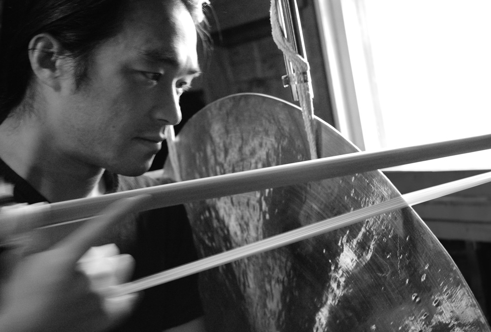 Tatsuya Nakatani se caracteriza por su espontaneidad para improvisar en las percusiones. 