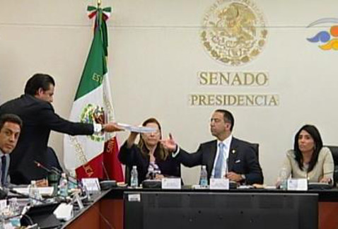 Zoé Robledo entregó en mano propio a Javier Lozano el dictamen alterno del PRD sobre telecom. 
