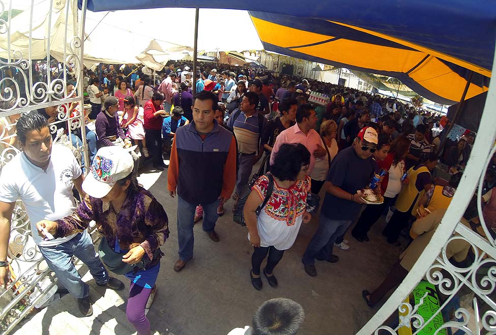 Asistentes a la Feria de la Gordita en La Resurrección.
