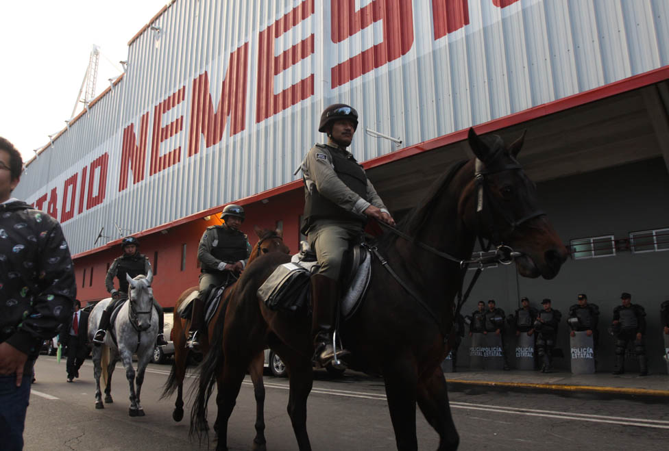 Se desplegó un operativo de seguridad en el estadio Nemesio Diez para resguardar a los asistentes.
