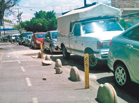 El deterioro de los espacios destinados al uso de ciclistas es notorio en toda la ciudad.