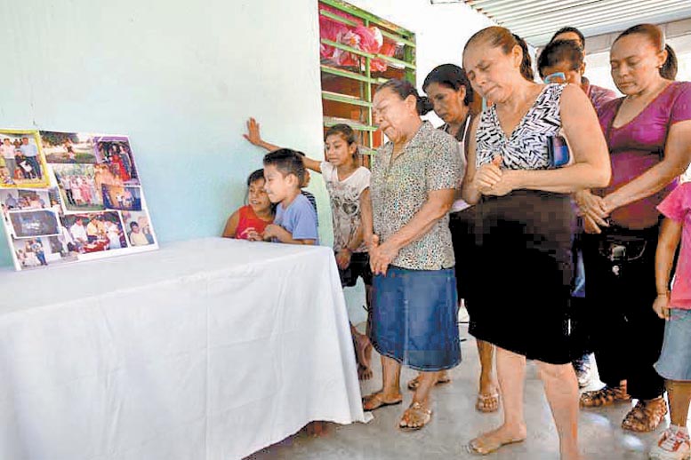Deudos de las víctimas del camionazo recuerdan a sus familiares.