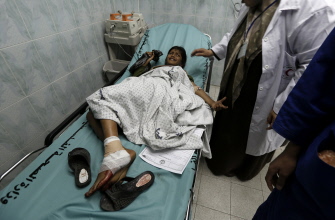 Doctores palestinos tratan en un hospital con un niño herido en el bombardeo israelì en Beit Lahia, en el norte de la Franja de Gaza