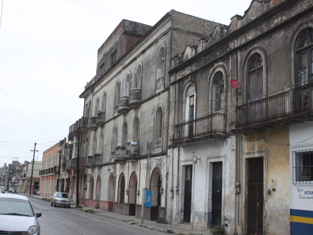 El edificio ubicado en calle Salvador Díaz Mirón y 2 de enero, es uno de los que no han podido ser rehabilitados.