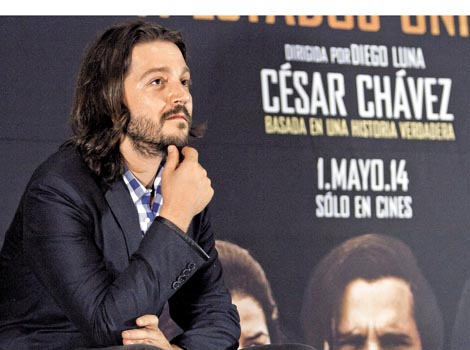 El también director estaba muy emocionado durante al exhibición de su cinta.