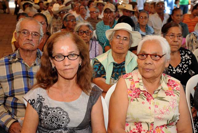 Entrega de lentes a personas de la tercera edad