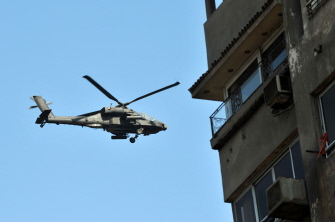 Un helicóptero Apache estadunidense del ejército Egipto sobrevuela una manifestación islamista de seguidores del presidente Mursi en El Cairo