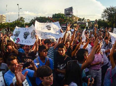 Los inconformes llegaron a Televisa Radio a lanzar consignas.