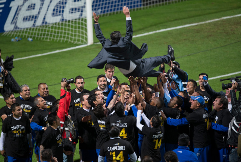 Luis Fernando Tena festeja con sus jugadores 