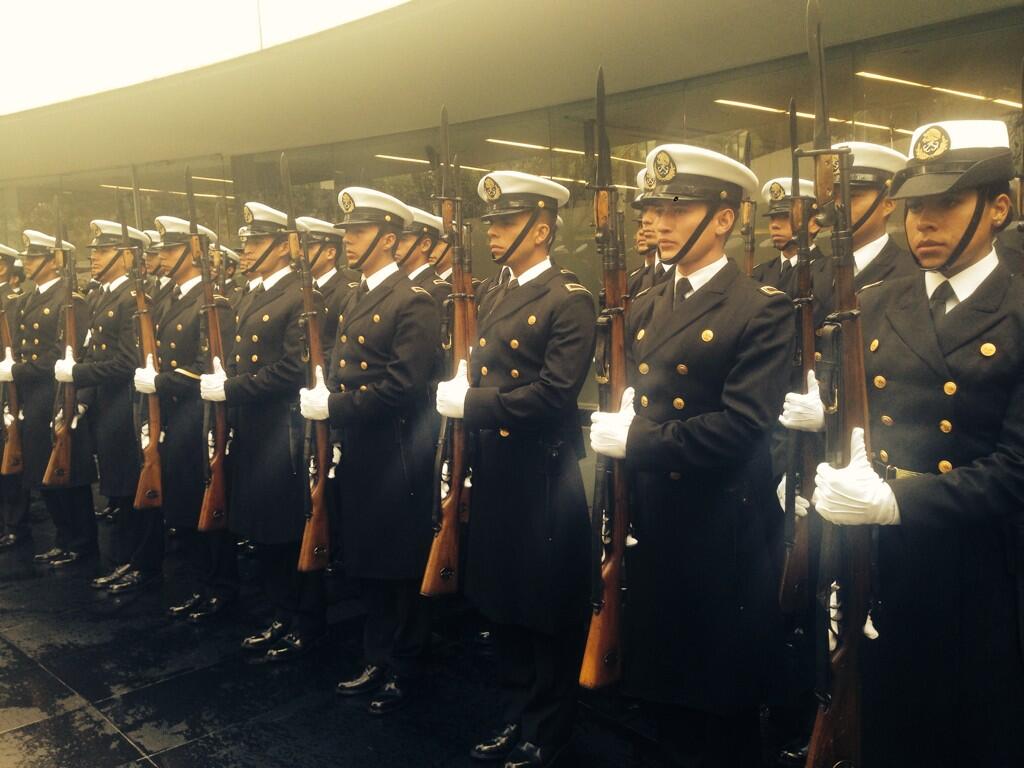 Marinos en el Senado durante la ceremonia para conmemorar el centenario de la defensa del puerto de Veracruz.