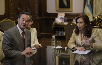 El ministro de Exteriores chino, Wang Yi (i) y la presidenta argentina, Cristina Kirchner, durante su encuentro en la Casa Rosada en Buenos Aires