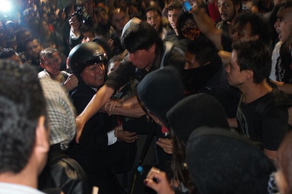 Ayer, organizaciones sociales protestaron frente a Televisa contra la leyes secundarias a la reforma de telecomunicaciones.