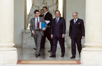 El presidente francés, Francois Hollande (c), con el primer ministro Manuel Valls (i) y el ministro del Interior, Bernard Cazeneuve (d) hoy en París