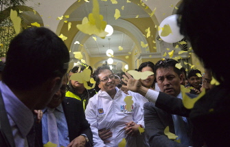 El restituido alcalde de Bogotá, Gustavo Petro (c), sonríe a sus seguidores en el ayuntamiento de la capital colombiana