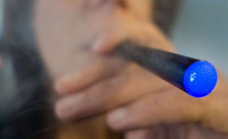 "Blu" e-cigarette o cigarro electrónico, buscan regular su venta a menores de edad.