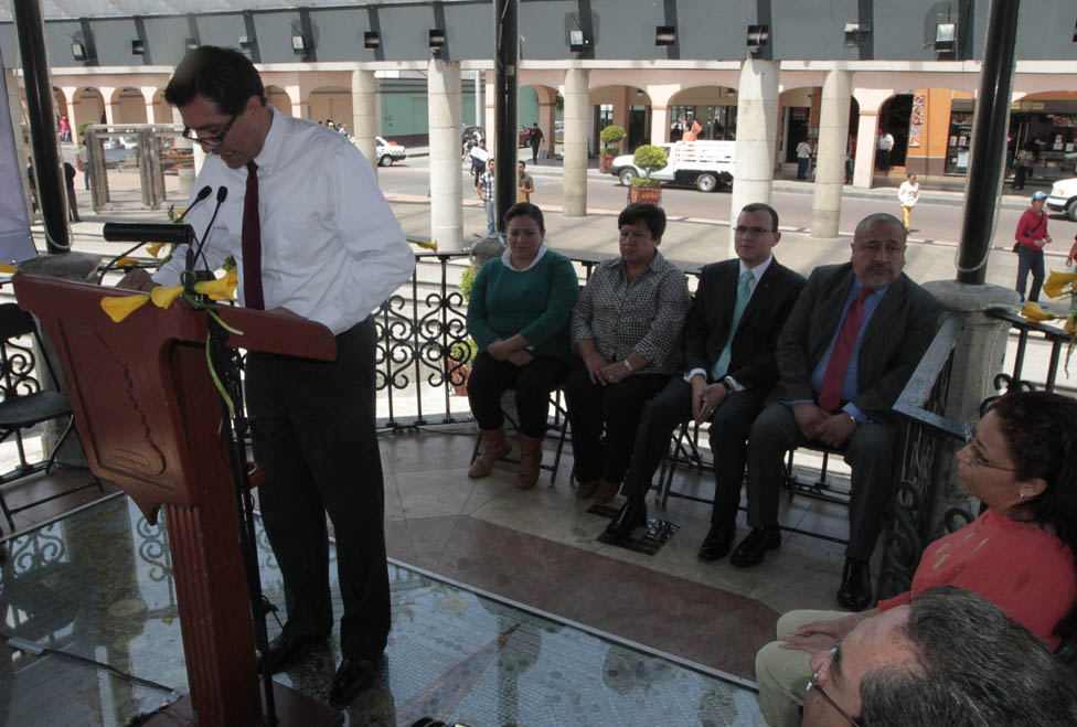 Conmemorativo a los 100 años del escritor mexiquense Octavio Paz, se dio lectura en voz alta de un fragmento de su libro “Laberinto de la Soledad”.